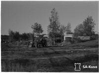 55161 Finska artilleripj&#228;ser passas in i av ryssarna uppf&#246;rda artilleribunkers av j&#228;rnbetong. Kanonerna &#228;ro naturligtvis v&#228;nda &#229;t annat h&#229;ll an de ryska pj&#228;serna - копия.jpg