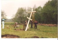 установка памятного креста на фундаменте 28 мая 2004 г..jpg
